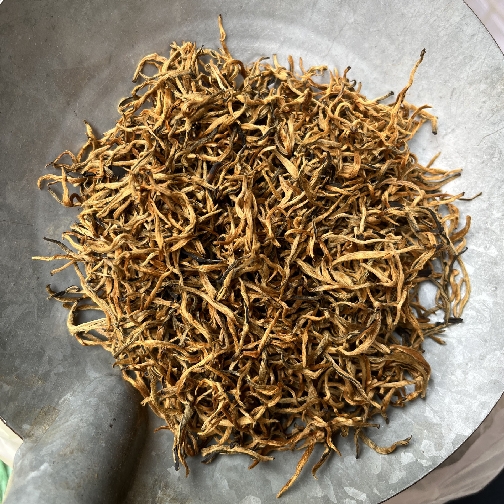 2025年早春 滇红 现货批发 云南凤庆滇红茶 单芽金丝500g散装红茶      1斤
