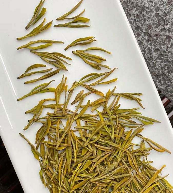 茶小师头采明前浙 江 安 吉手工黄金芽散装高山白茶批发新茶耐泡
1斤